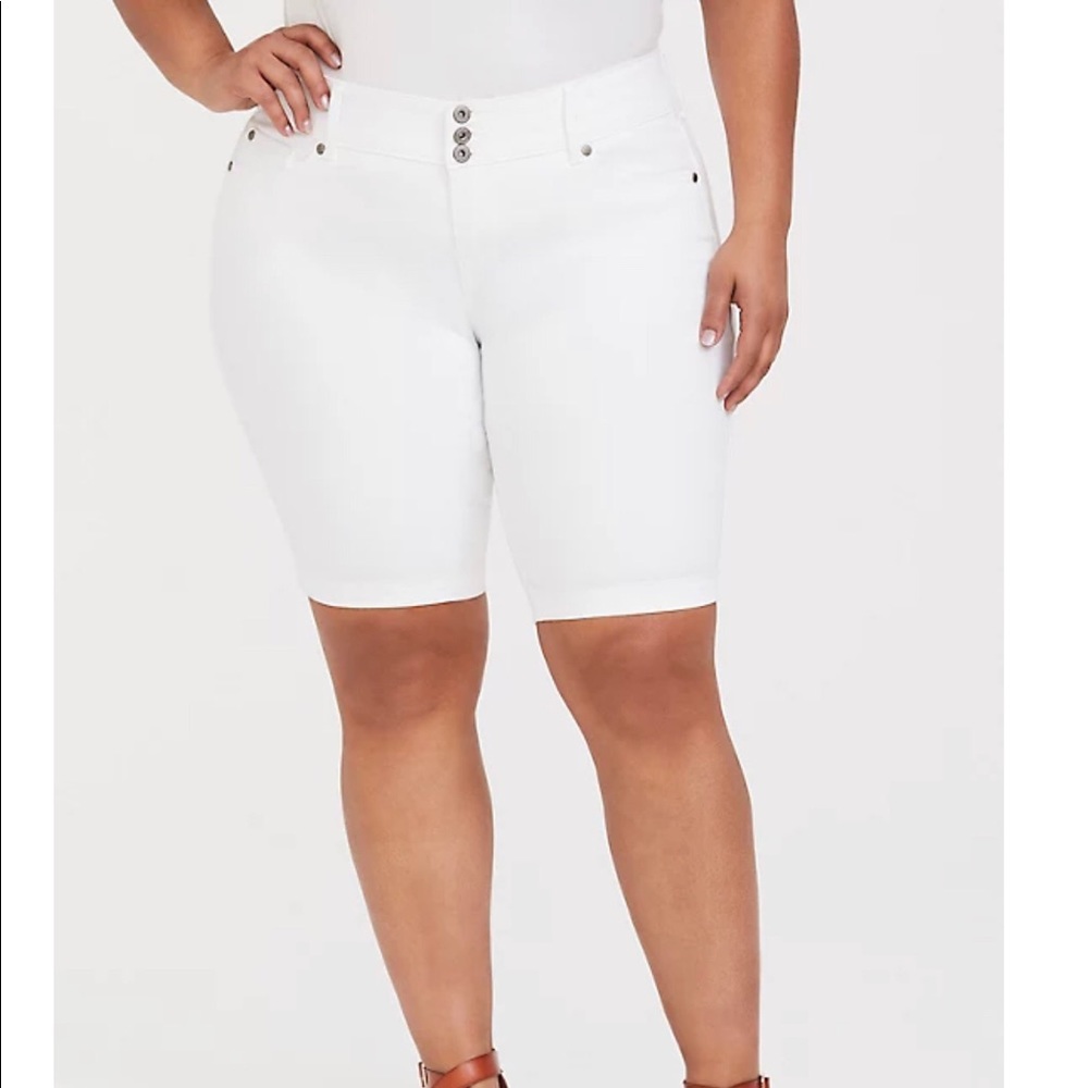 Torrid white denim stretch Bermuda Shorts size 18
